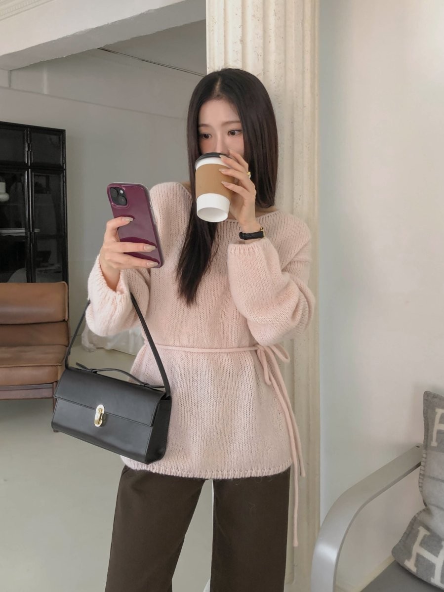 Một trong những bí quyết tôn dáng dễ áp dụng nhất chính là ưu tiên những chiếc áo có chi tiết nhấn eo. 