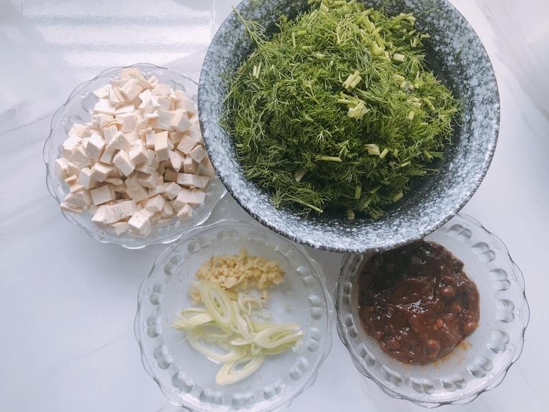 Trong Đông y, thì là có mùi thơm hơi hắc, vị cay nhẹ và tính ấm. 