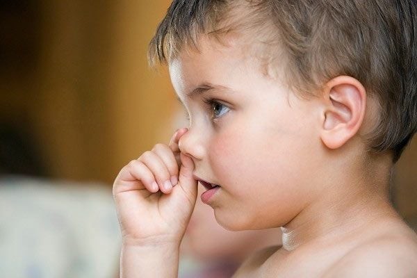 Trẻ thường không giỏi che đậy nên nhìn ánh mắt sẽ biết con nói dối