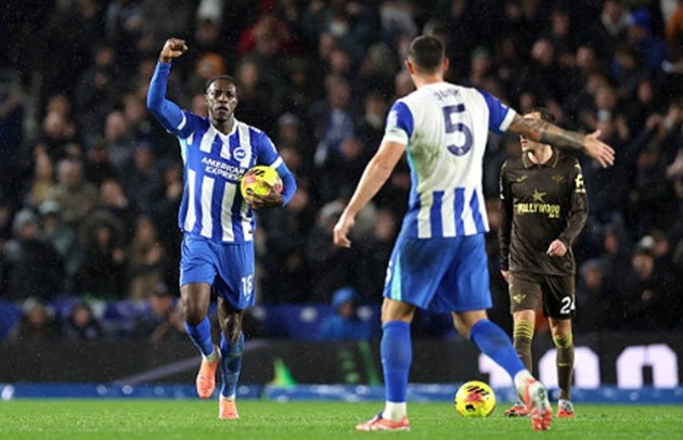 Welbeck thể hiện đẳng cấp và cái duyện trước Brentford.