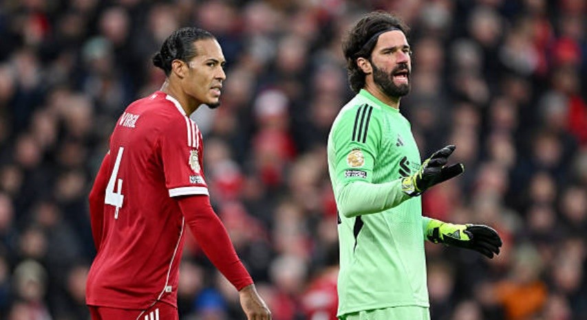 Van Dijk thất vọng khi Liverpool để thua bạc nhược.
