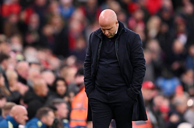 Arne Slot đang gặp vấn đề nghiêm trọng với Liverpool
