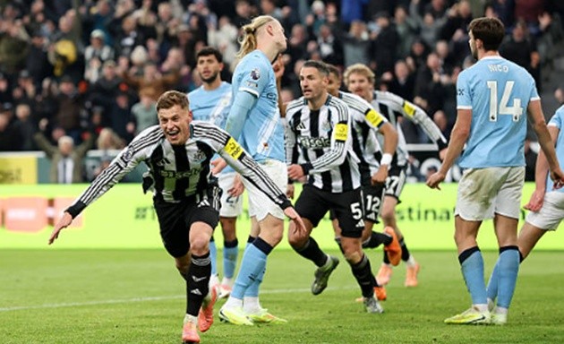 Barnes ghi 2 bàn hạ Man City