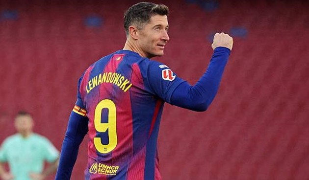 Robert Lewandowski hạnh phúc với bàn thắng lịch sử tại Camp Nou.