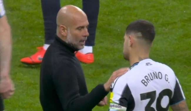 Pep trò chuyện với Guimaraes sau trận.