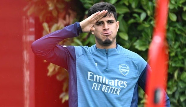  Hincapie lần đầu đá chính ở Ngoại hạng Anh.