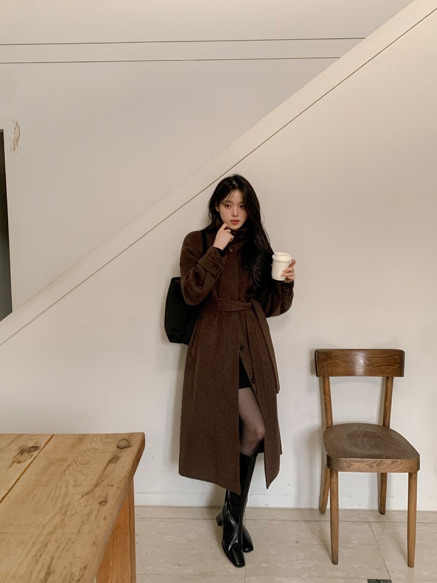 Những chất liệu quen thuộc như dạ, len hoặc tweed luôn được ưu ái nhờ khả năng giữ nhiệt tốt và lên phom đẹp mắt.