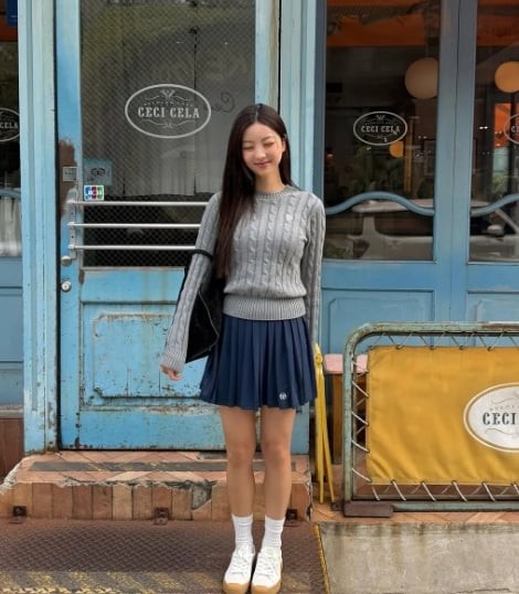 Vào những ngày thời tiết dễ chịu, thay tất bằng vớ cao cổ cùng sneakers sẽ tạo vẻ trẻ trung, năng động.