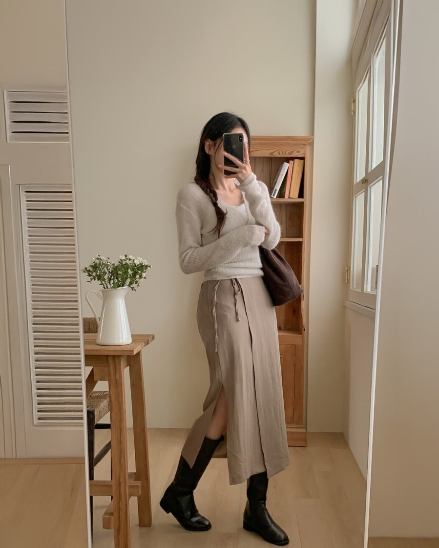 Áo cổ chữ V là một trong những kiểu áo lý tưởng giúp phần cổ trông thanh thoát hơn và tạo cảm giác vóc dáng cao gọn hơn.