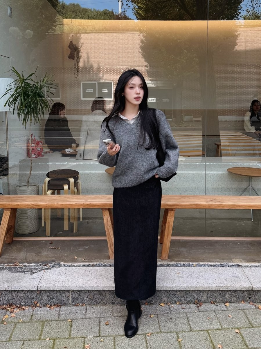 Áo len luôn là món đồ “chân ái” của mùa đông, đặc biệt là với những gam màu trung tính như xám, kem, trắng, nâu nhạt hay đen.