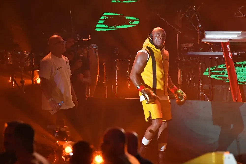 Anderson Silva trong một trận đấu boxing.