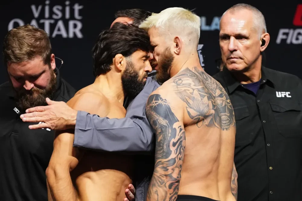 Arman Tsarukyan và Dan Hooker đối mặt tại buổi cân thử cho UFC Qatar