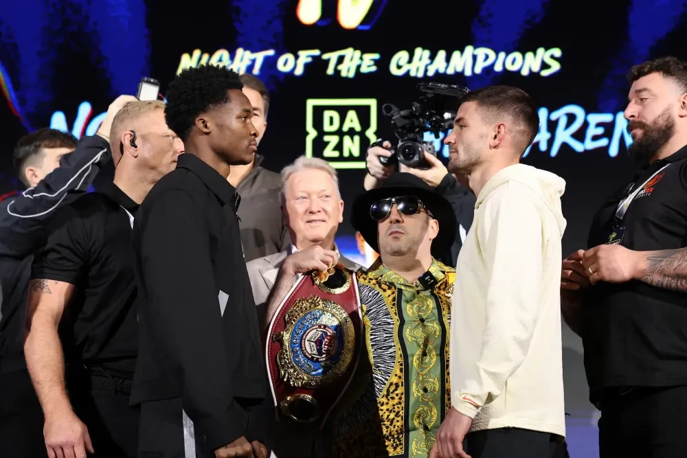 Abdullah Mason và Sam Noakes trong buổi họp báo