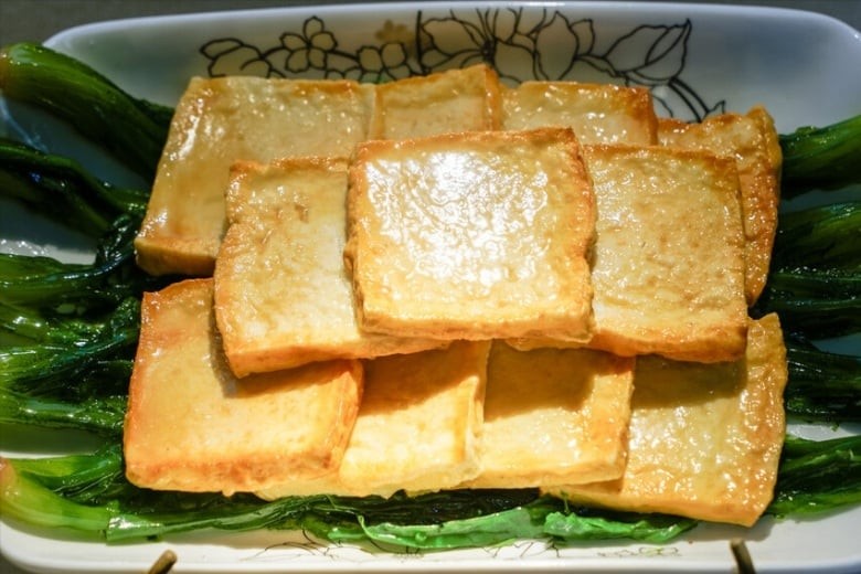 Cắt theo kích thước bạn thích: miếng nhỏ, miếng dài hay thái quân cờ. Lưu ý: Để miếng đậu dày vừa phải để bên trong mềm, bên ngoài giòn.

