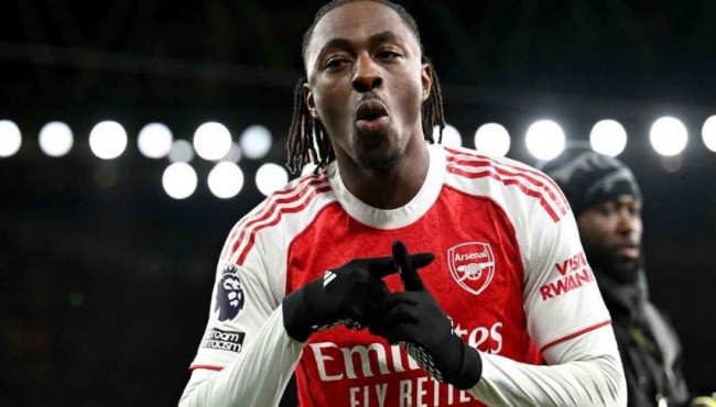 Eze lập hattrick bàn thắng.