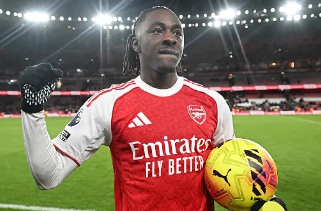 Eze lập hattrick bàn thắng.