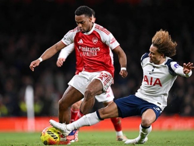 Jurrien Timber – 7.7 điểm. Ngôi sao người Hà Lan hoạt động năng nổ cả hai biên, góp công lớn với pha kiến tạo cho bàn thắng thứ hai của Eze.