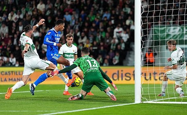 Jude Bellingham giúp Real Madrid nhọc nhằn giành lại 1 điểm.