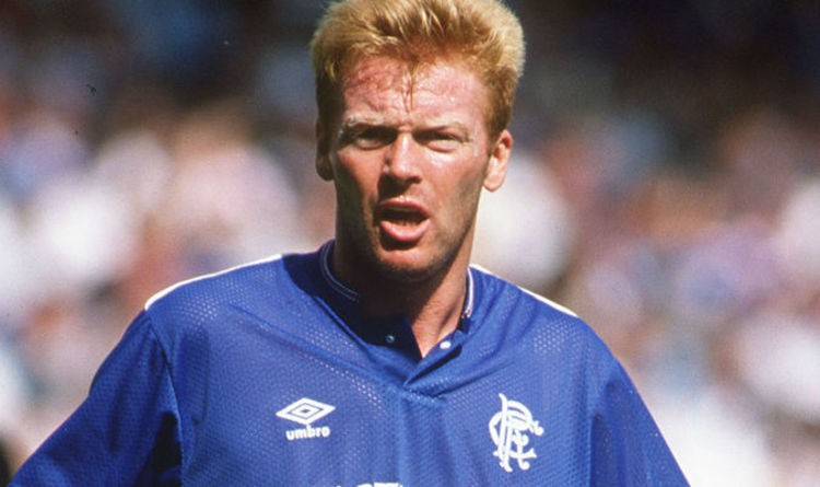 Chiêu mộ cầu thủ Công giáo Mo Johnson là bước ngoặt trong chính sách của Rangers