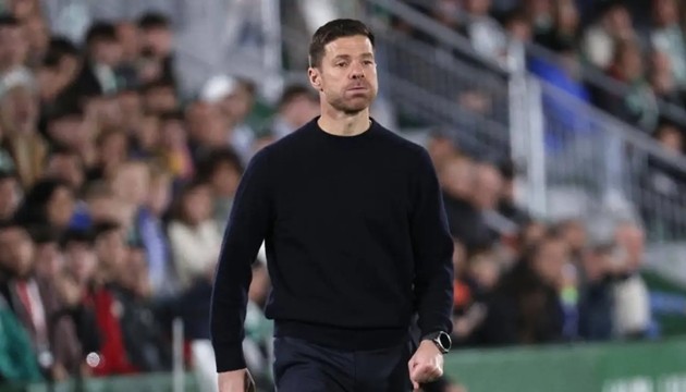 Xabi Alonso đối mặt áp lực nặng nề.