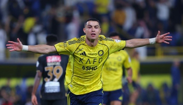 Ronaldo có siêu phẩm ngả bàn đèn.