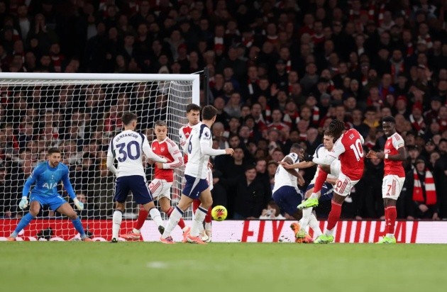 Bàn thắng gây tranh cãi của Eze.