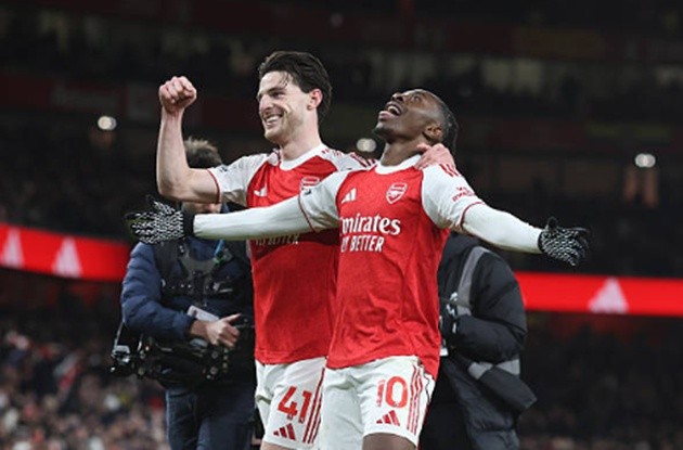 Rice có mặt đúng lúc đúng chỗ kiến tạo cho Eze.