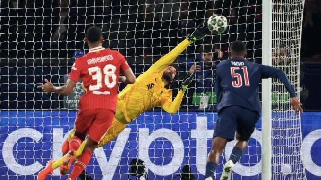 Thủ môn có quyền dùng tay trong vòng cấm 16m50, nhưng không được bắt bóng nếu đồng đội đá bóng ngược bằng chân