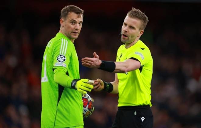 nếu giữ trên 8 giây thì đối phương được quả phạt góc.