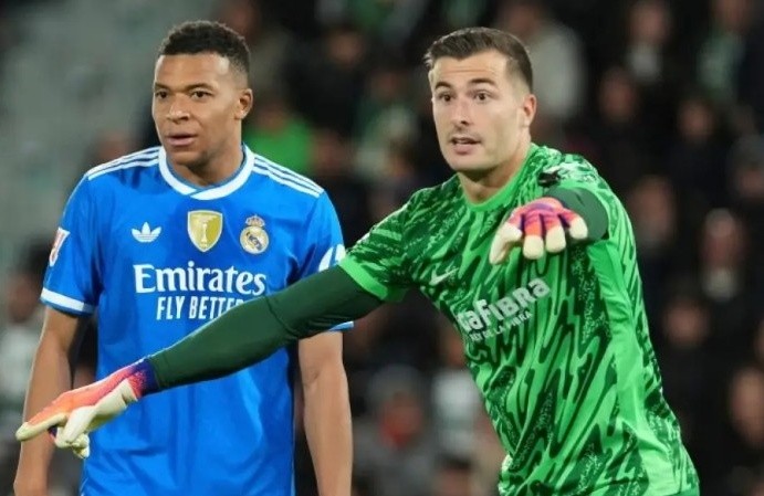 Pena chơi hay trước Mbappe.