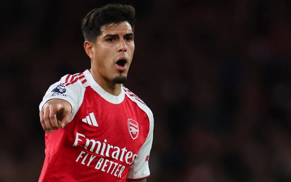  Hincapie lập tức cho thấy sự đáng tin.