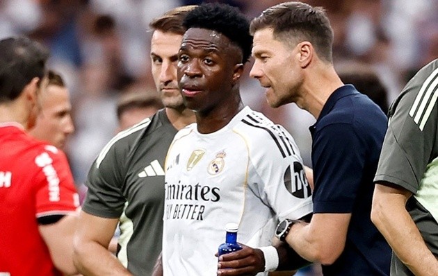 Mối quan hệ giữa Vinicius và Xabi Alonso thêm căng thẳng