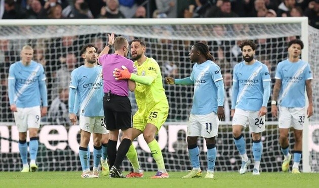 Donnarumma phản đối bàn thắng của Newcastle nhưng vô ích