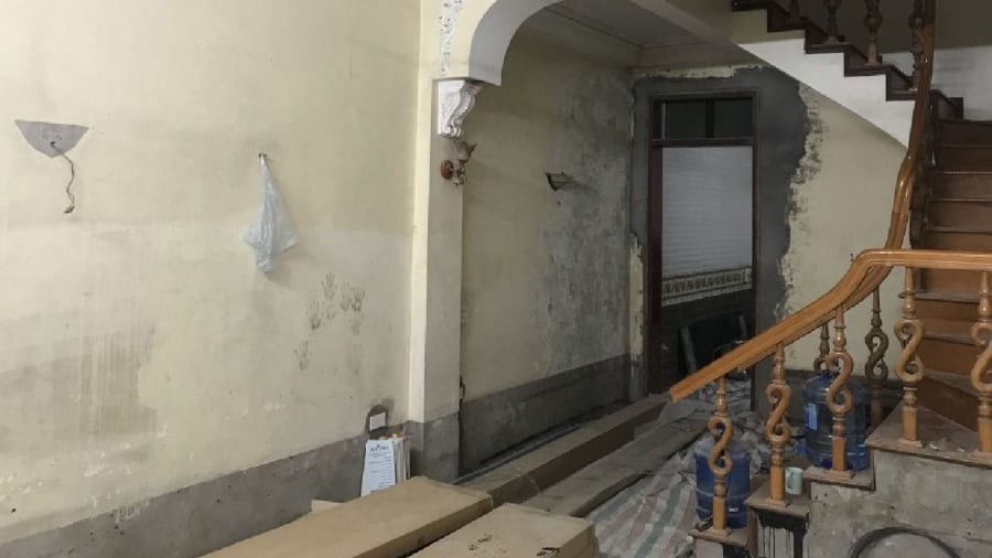 Nhà có mùi hôi, ẩm mốc, tối tăm không chỉ ảnh hưởng đến sức khỏe, tâm trạng của các thành viên trong gia đình mà còn được coi là dấu hiệu mất lộc trong phong thủy.