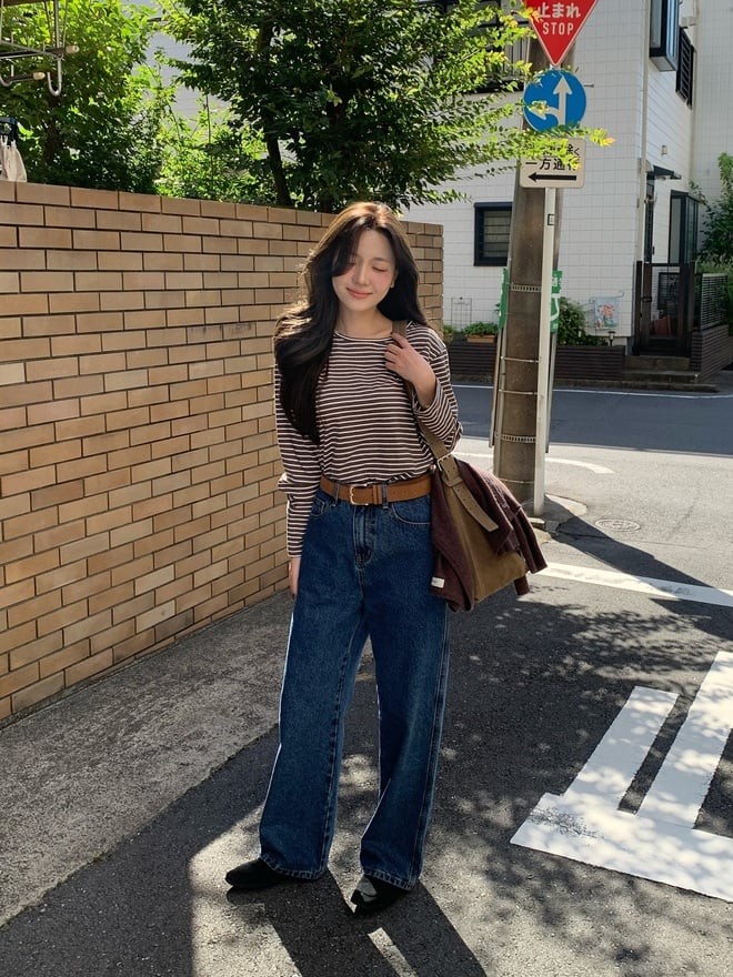 Áo kẻ ngang là item kinh điển nhưng chưa bao giờ lỗi mốt, và mùa đông 2025 cũng không ngoại lệ. 