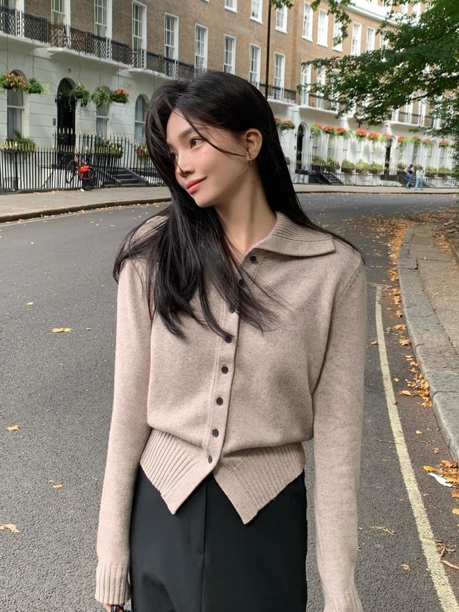 Chiếc áo len cổ bẻ là lựa chọn lý tưởng cho những ai yêu thích sự thanh lịch và sang trọng.