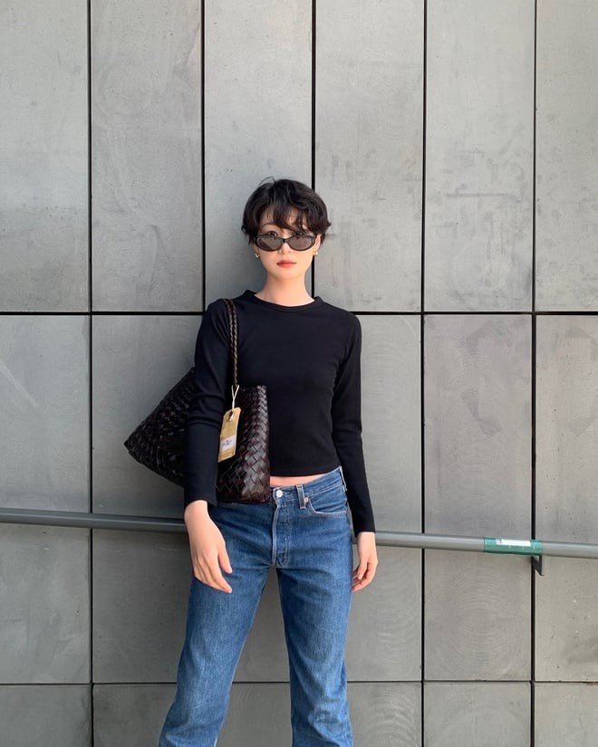 Dù mùa đông thường gắn liền với áo len hay áo khoác, áo thun trơn vẫn giữ vị trí riêng nhờ sự thoải mái và dễ phối đồ. 