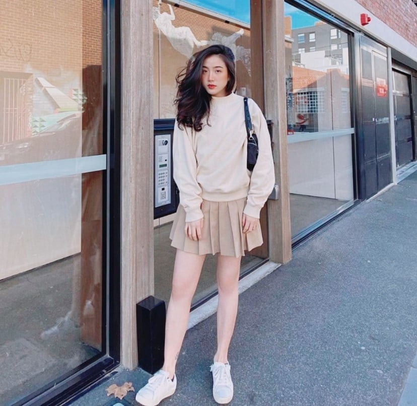 Những chiếc túi dáng ngang nhỏ nhắn hoặc clutch tinh tế là lựa chọn hiệu quả giúp phần thân trên trở nên nổi bật và cân đối hơn.