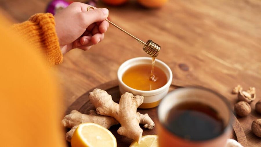 Gừng là loại củ có tính ấm, giúp làm ấm cơ thể, cải thiện lưu thông máu và giảm cảm giác nặng nề vào buổi sáng. 