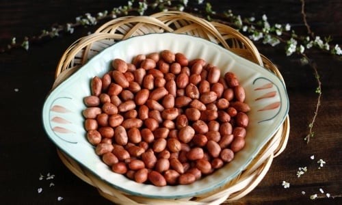 Một số chị em còn lót thêm một tờ giấy hút ẩm hoặc vỉ tre dưới đáy lọ để giữ lạc giòn lâu hơn.