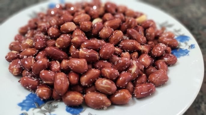 Muốn rang lạc ngon, phần nguyên liệu đóng vai trò quan trọng. Bạn nên chọn lạc ta hạt vừa, vỏ mỏng, màu đỏ tự nhiên, khi cầm thấy chắc tay và không bị lép. Tránh lạc có dấu hiệu mốc, ẩm hoặc có mùi lạ.