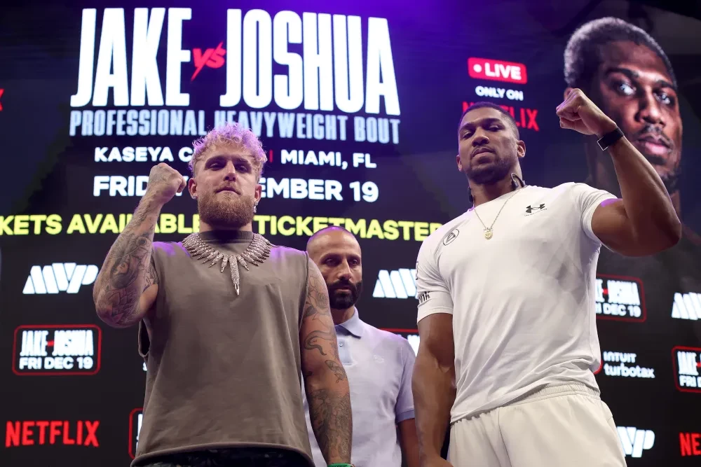 Jake Paul và Anthony Joshua trong buổi họp báo