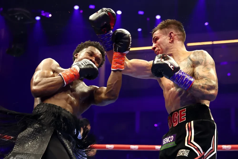 Abdullah Mason và Sam Noakes trong trận tranh đai WBO hạng nhẹ