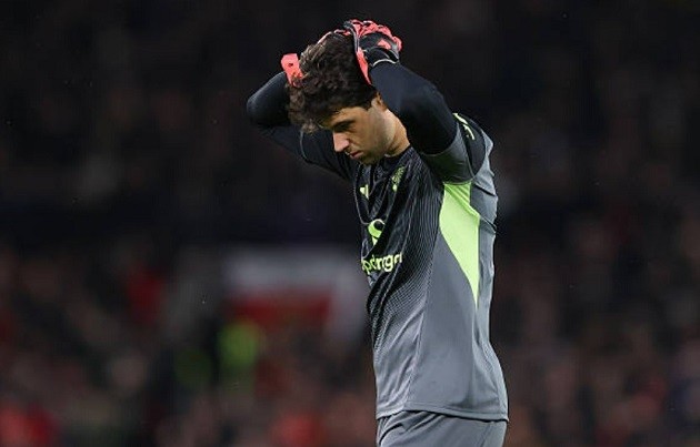 Senne Lammens – 6.4/10 điểm: Lẽ ra phải làm tốt hơn ở cú sút của Dewsbury-Hall khi đứng lệch vị trí khiến anh khó lao sang cản phá.