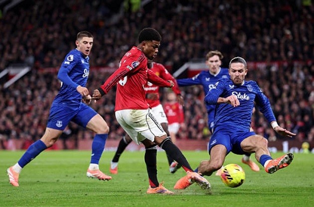 Amad – 6.8/10 điểm: Là điểm sáng hiếm hoi hiệp một và vẫn tích cực khi lùi xuống chơi wing-back.