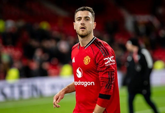 Diogo Dalot – 6/10 điểm: Thể hiện tốt hơn Dorgu ở hành lang cánh.