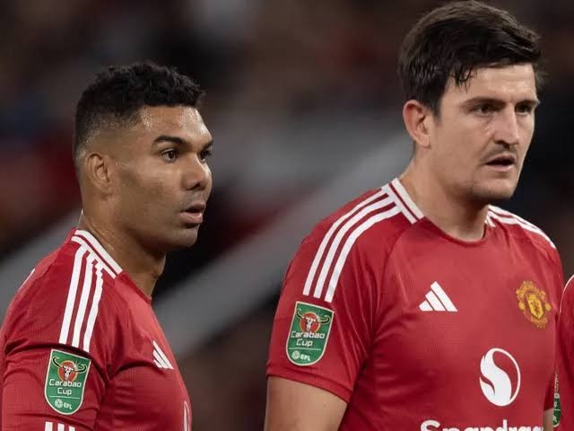 Man Utd muốn Casemiro và Maguire giảm lương.