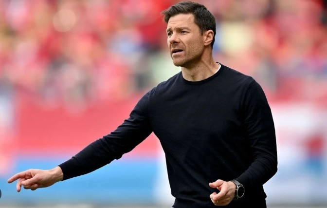 Alonso đối mặt với làn sóng phản đối của phòng thay đồ Real.