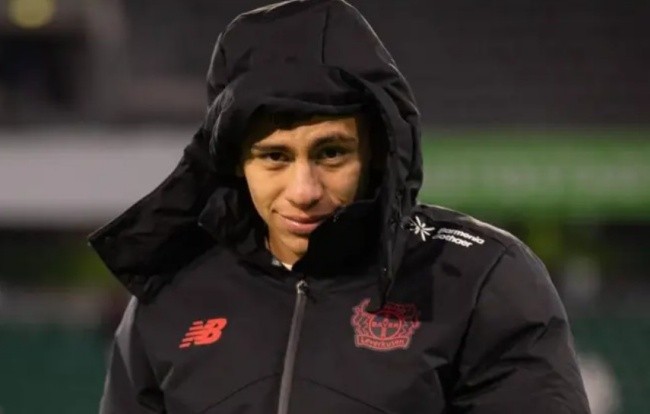 Claudio Echeverri chật vật trong màu áo Leverkusen.