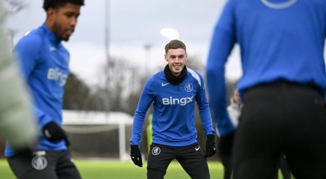 Palmer trên sân tập Chelsea.